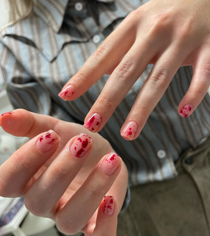 Manikúra — červené skvrny, gel lak