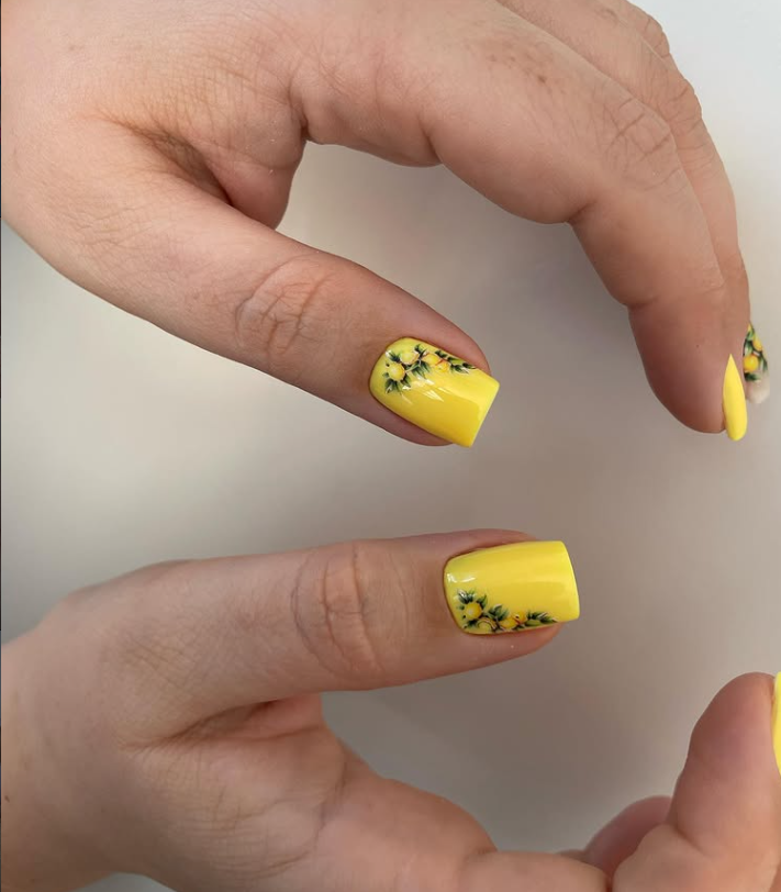 Manikúra — žlutá s kvítky, gel lak