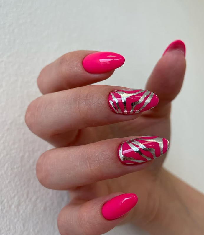 Manikúra — neonová růžová se zebrou